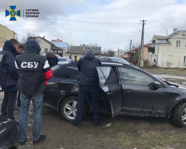 На Львовщине двое полицейских продавали наркотики через посредника, - СБУ 01