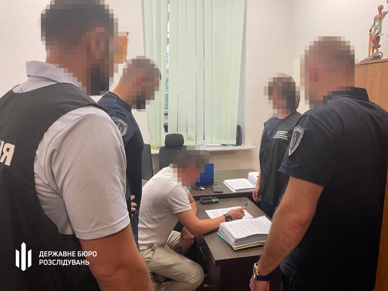 Посадовець Херсонської ОДА закупив неякісний одяг для військових