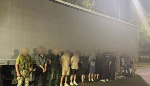 Замасковані під меблями: на Одещині прикордонники виявили 10 чоловіків у вантажівці. ФОТОрепортаж