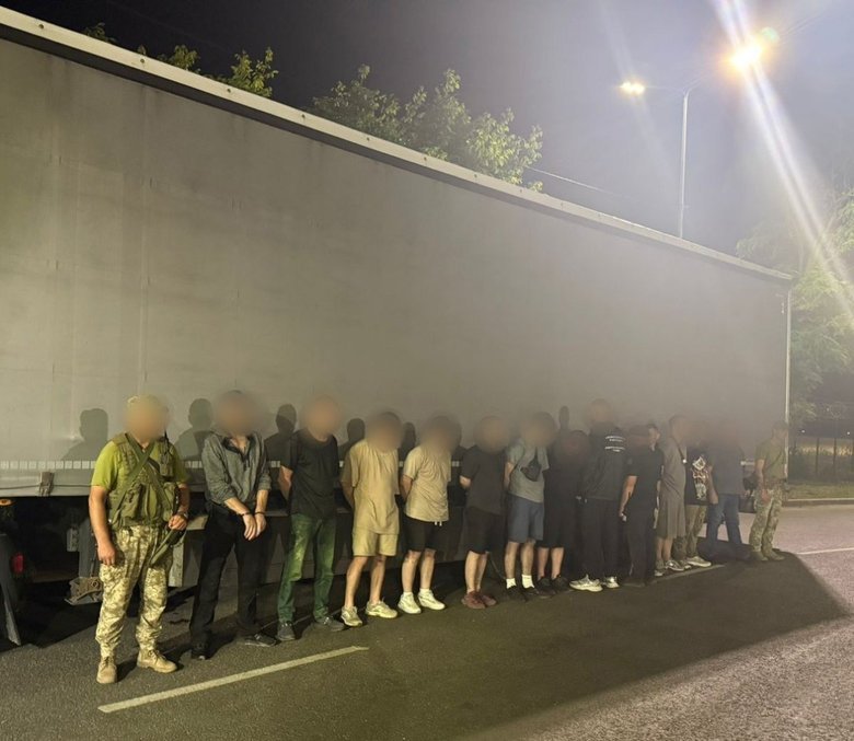 В Одесской области пограничники обнаружили 10 мужчин в грузовике
