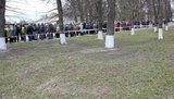 Десятки пенсіонерів, порушуючи карантин, прийшли на похорон директора заводу в Шостці. ФОТОрепортаж