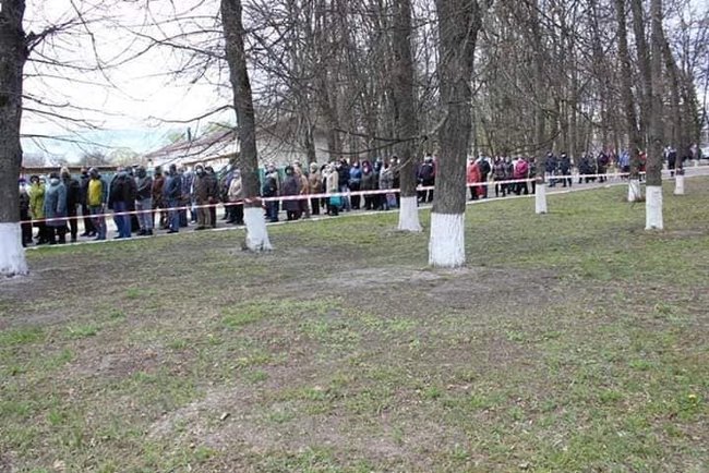 Десятки пенсіонерів, порушуючи карантин, прийшли на похорон директора заводу в Шостці 02