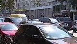 Студенты-мажоры устроили пробку возле родного университета. Милиция не отреагировала: Это разрешено. + ВИДЕО