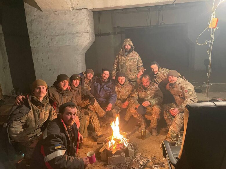 С моря их лупили с кораблей, с самолетов сбрасывали многотонные бомбы, кадыровцы расстреливали с танков, а дэнээровцы бегали там с автоматами. Но наши до последнего все равно выполняли боевые задачи, – мама защитника Мариуполя Степана Еременко 06