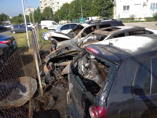 7 автомобилей сгорели при пожаре на парковке в Харькове 01