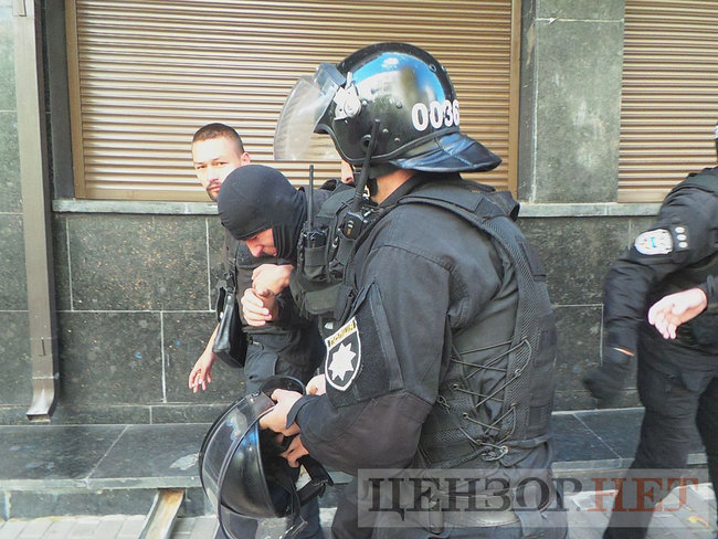 Під час мітингу під ГПУ проти екстрадиції в РФ Тумгоєва сталися сутички: мітингувальники бють вікна, їх у відповідь поливають водою зі шлангів 16