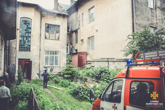 Через падіння балкона в Бережанах постраждало 2 людини 03