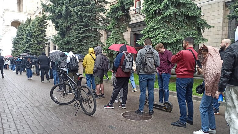 Понад 1200 українців стоять у черзі за маркою Русскій воєнний корабль… ВСЬО! 01