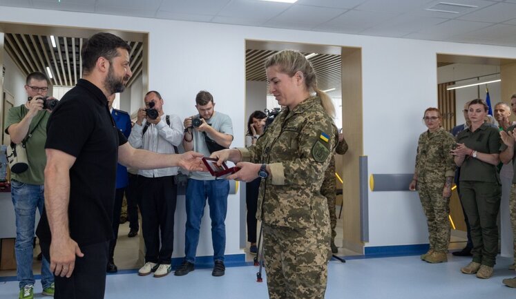 Зеленський відзначив державними нагородами бойових та цивільних медиків. ФОТОрепортаж