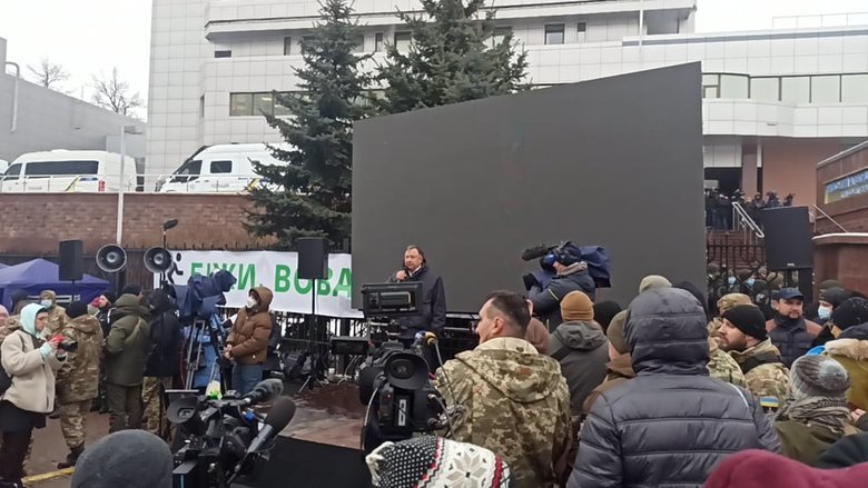 Беги, Вова, беги: Под судом, рассматривающим апелляции относительно меры пресечения для Порошенко, собрались митингующие 29