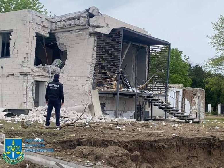 Наслідки ракетних ударів по Одещині: зруйновано складську будівлю та базу відпочинку 05