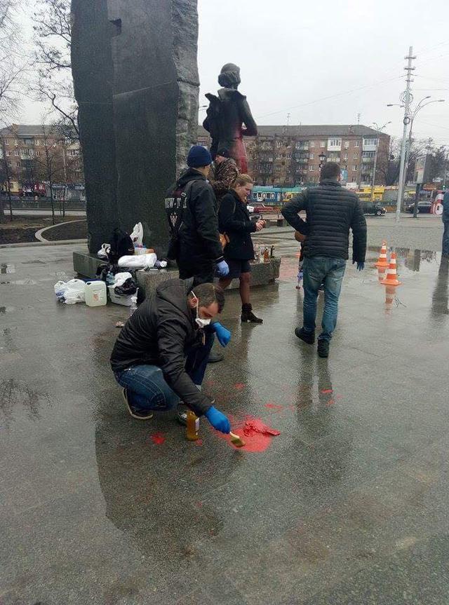 Активісти відмили київський памятник поетесі Телізі, розмальований вандалами 04 Активісти відмили київський памятник поетесі Телізі, розмальований вандалами 04