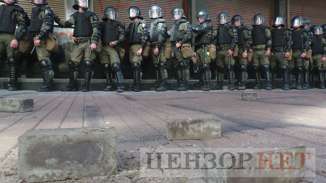 Під час мітингу під ГПУ проти екстрадиції в РФ Тумгоєва сталися сутички: мітингувальники бють вікна, їх у відповідь поливають водою зі шлангів 48