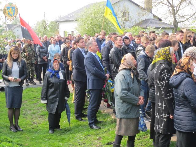 З воїном 24-ї ОМБр Володимиром Куциком, який загинув у зоні ООС, попрощалися на Львівщині 08 З воїном 24-ї ОМБр Володимиром Куциком, який загинув у зоні ООС, попрощалися на Львівщині 08