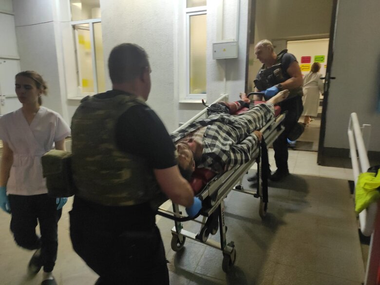 Спасатели оказывают помощь пострадавшим в результате обстрела Торецка. Среди раненых – 3-летний ребенок 03