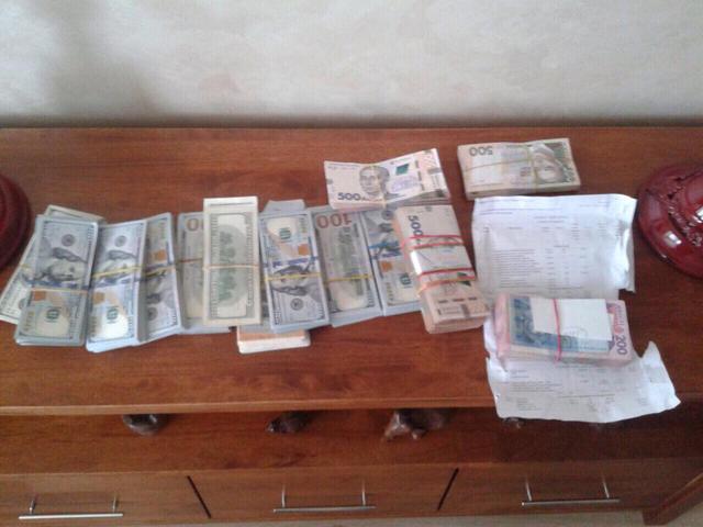 В Херсонском горсовете проведены обыски: изъято $90 тыс., 10 тыс. евро и 364 тыс. грн 02