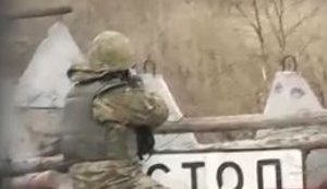 "I saw two tanks, men wearing Russian Uniform without insignia; road blocked by APC," - Ukrainian soldiers near Kominternove. VIDEO