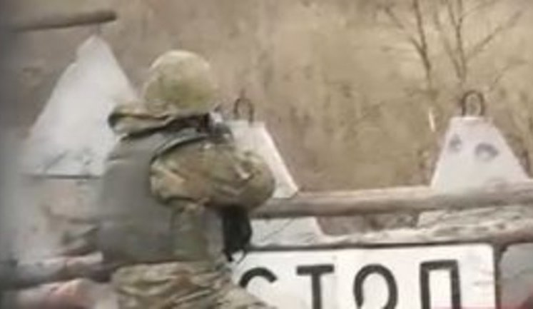 "I saw two tanks, men wearing Russian Uniform without insignia; road blocked by APC," - Ukrainian soldiers near Kominternove. VIDEO