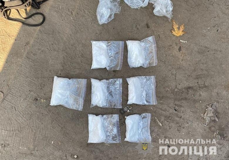 Амфетамин, экстази и ЛСД на 1 млн грн: Нацполиция ликвидировала масштабный канал сбыта психотропных веществ на территории Киева 02