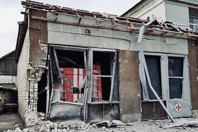 Обстріл Херсона: пошкоджено пожежну частину і авто рятувальників 01