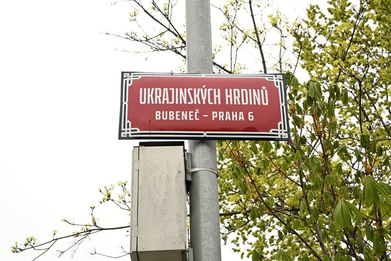 В Праге заменили таблички на переименованной улице Украинских Героев 02