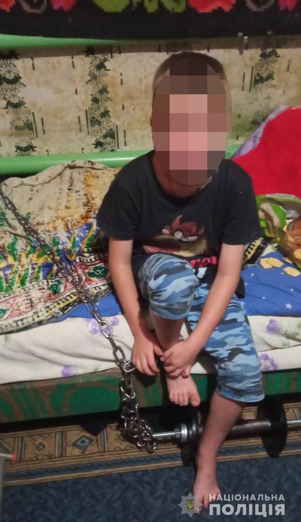 Сожитель матери приковал цепью к батарее: В Кривом Роге правоохранители освободили 7-летнего мальчика 01
