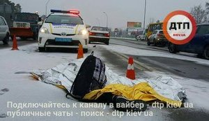 Автомобіль на смерть збив дівчину, яка перебігала Броварський проспект у Києві. ФОТОрепортаж