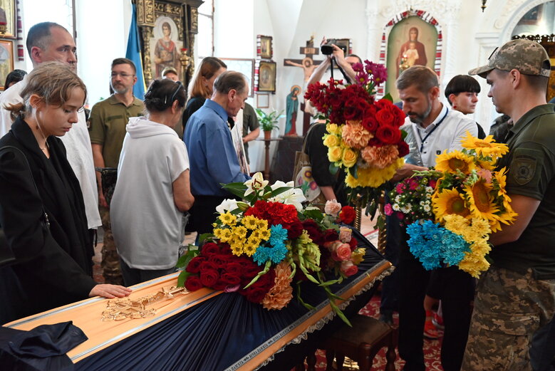 Зі скрипалем та воїном Давидом Якушиним, який загинув у бою з окупантами, попрощалися в Києві 39