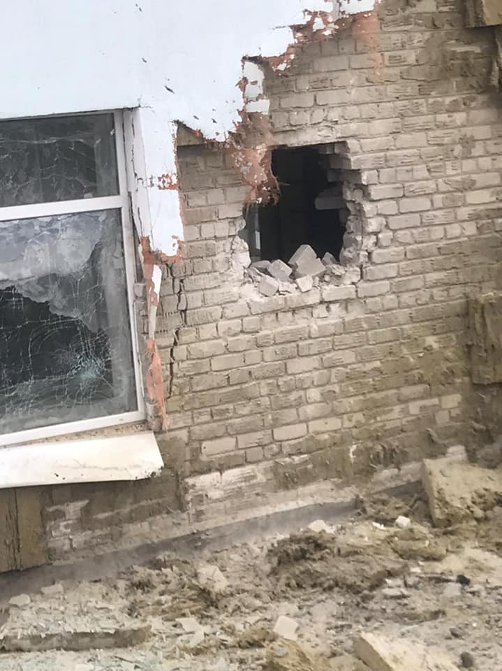 Эвакуация детей и персонала из детского сада, попавшего под обстрел войск РФ в Станице Луганской 08