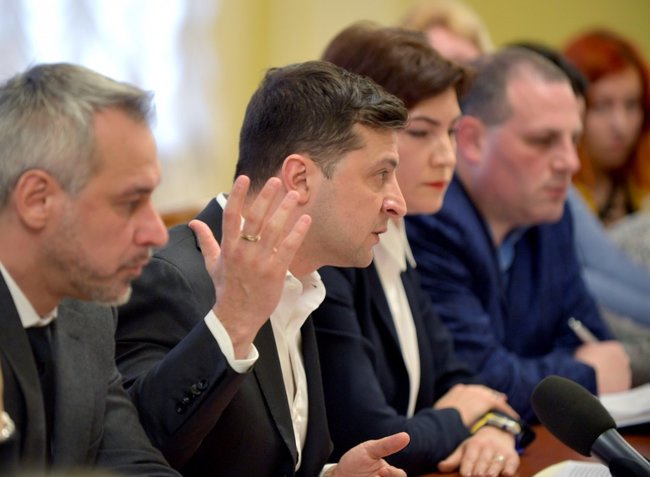 Зеленський, Рябошапка і Венедіктова обговорили з родинами героїв Небесної Сотні розслідування злочинів на Майдані 02