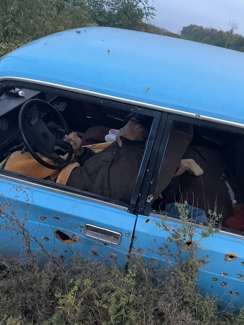 На Харківщині виявили евакуаційну колону, розстріляну російською ДРГ. Відомо про 24 загиблих, серед них - 13 дітей та вагітна жінка 03