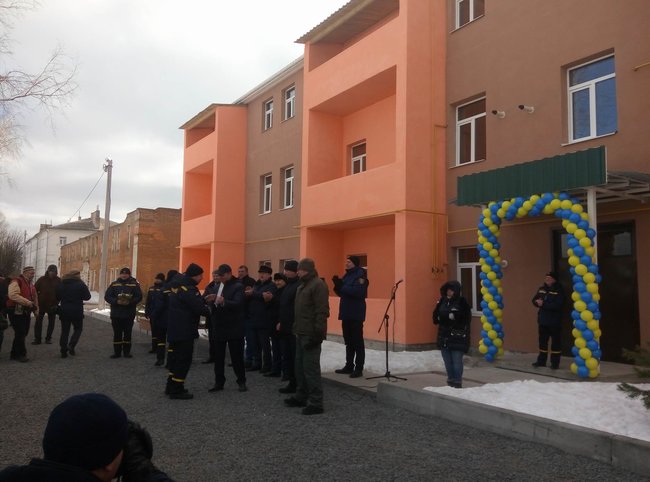 Глава ДСНС Чечоткін вручив рятувальникам спеціального авіаційного загону ключі від 48 квартир у Ніжині 02