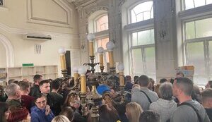Натовп охочих купити нову марку з кораблем увірвався до "Укрпошти" в Дніпрі. ВІДЕО+ФОТОрепортаж