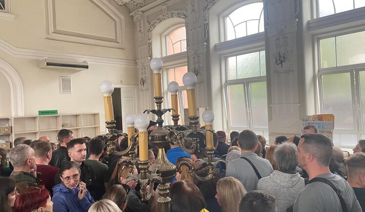 Натовп охочих купити нову марку з кораблем увірвався до "Укрпошти" в Дніпрі. ВІДЕО+ФОТОрепортаж