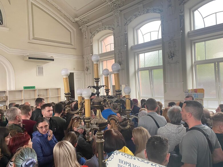Натовп охочих купити нову марку з кораблем увірвався до Укрпошти в Дніпрі 04