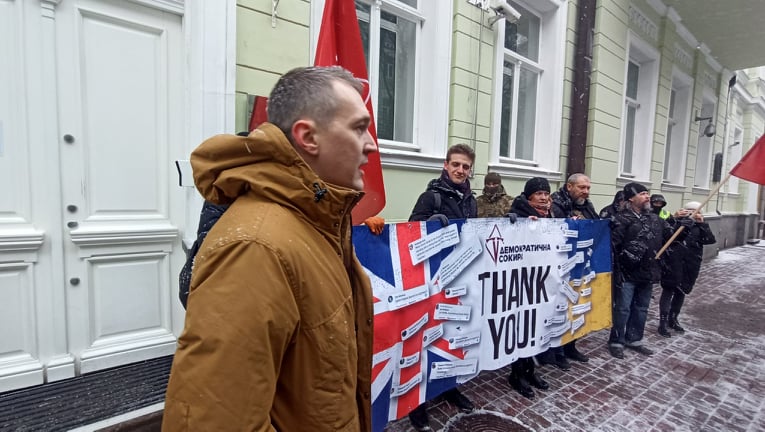 Ми не забудемо: українці прийшли під посольство Великої Британії в Києві подякувати за зброю 01