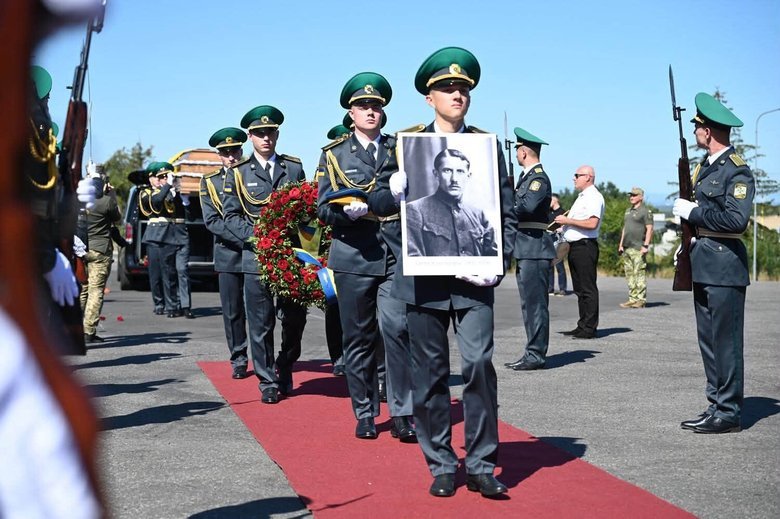 Останки Євгена Коновальця доставили до України