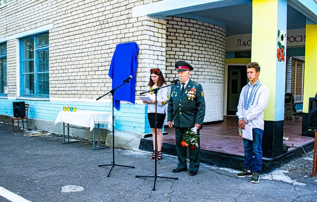Меморіальну дошку загиблому на Донбасі матросу Денисові Юшку відкрили на Миколаївщині 05