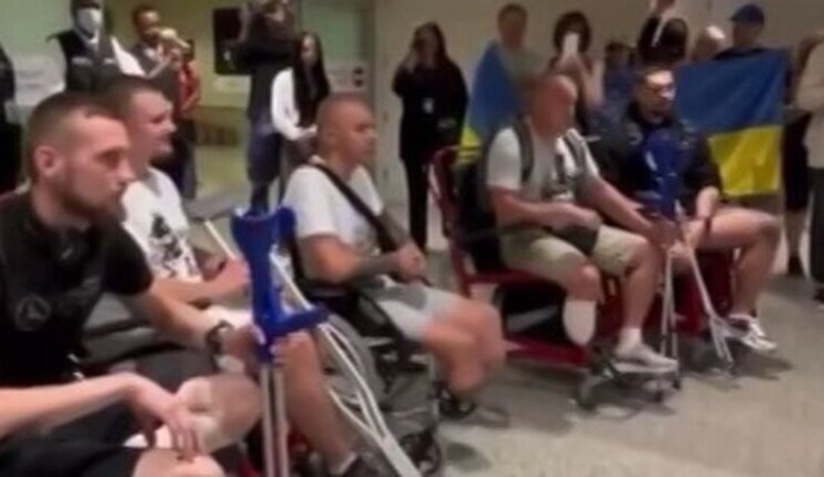 Зворушлива зустріч бійців ЗСУ, що прибули до США для безкоштовного протезування. ВIДЕО