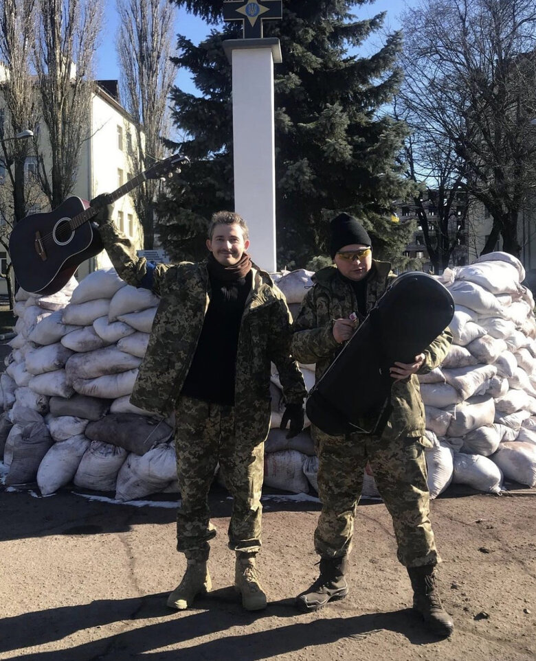 Скрипаль і військовослужбовець Мойсей Бондаренко: У роботі з АК немає нічого складного. Я кілька разів його ретельно почистив, вивчив, пройшов тактичні заняття і все! Він тепер, як друга скрипка 04