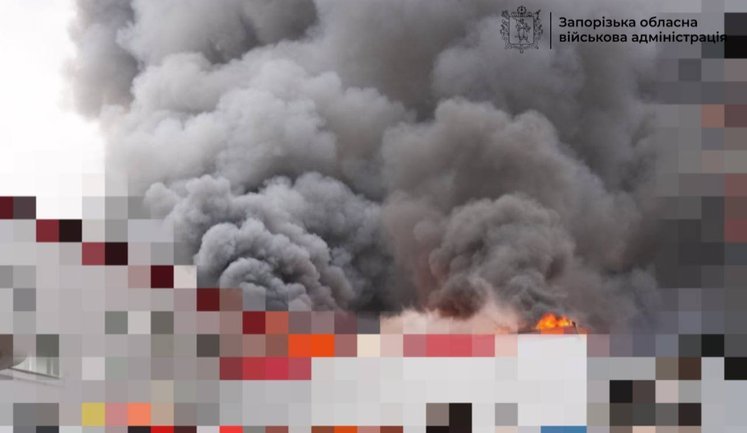 Россия атаковала Запорожье: повреждено предприятие, возник пожар