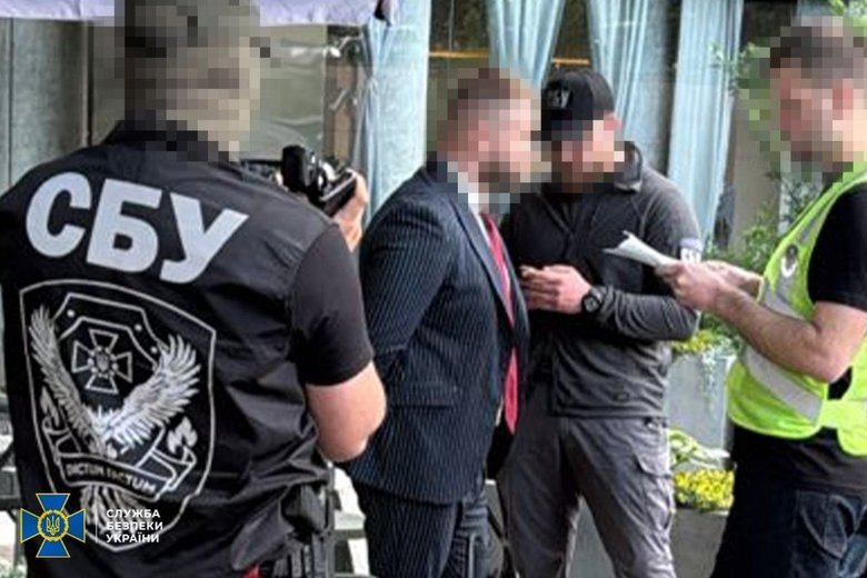 Адвокат обіцяв за хабар вирішити справи в судах Києва: його затримали