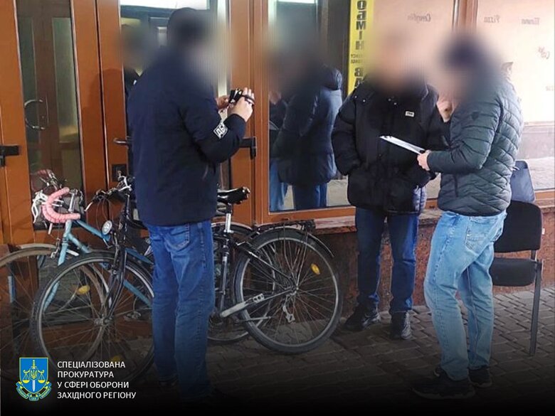 Лікарі батько та син допомагали уникнути мобілізації
