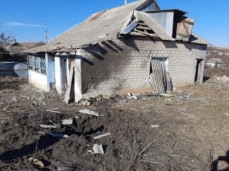 Снаряды войск РФ повредили 14 домов в Новогнатовке, жители поселка остались без света и газа 13