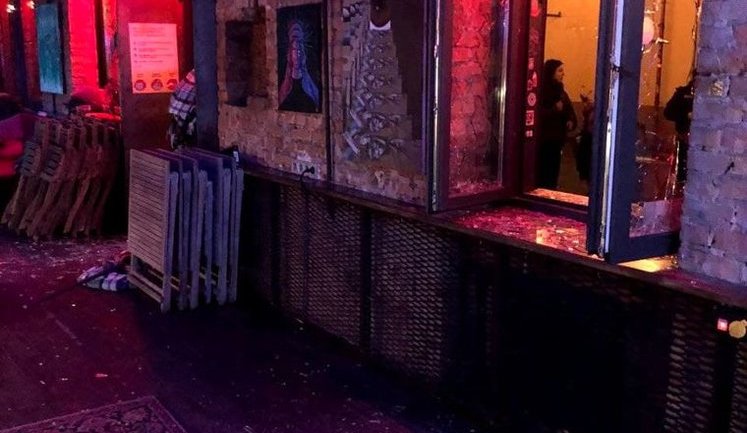 Группа молодых людей совершила нападение на бар в Киеве, полиция задержала 12 человек, начато уголовное производство. ВИДЕО