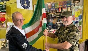 Чеченським добровольцям передали прапор Ічкерії, який був на Майдані під час Революції Гідності. ФОТО