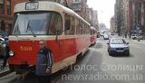 Трамвайная пробка в центре Киева из-за "хорошей" парковки девушки на джипе. ФОТО