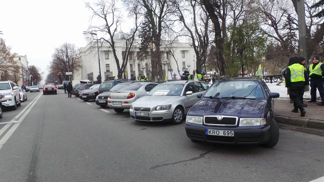 Чай, смаколики, євробляхи: під ВР триває страйк власників авто з іноземною реєстрацією 11