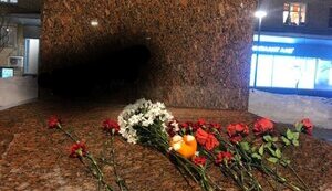 До пам’ятника Лесі Українки у Москві принесли світлину зруйнованого у Дніпрі будинку. ФОТО