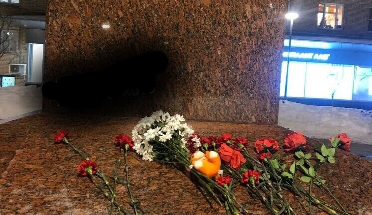 До пам’ятника Лесі Українки у Москві принесли світлину зруйнованого у Дніпрі будинку. ФОТО
